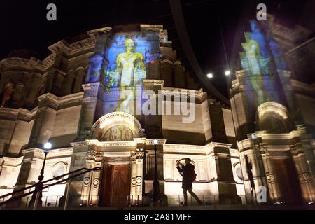 Edimbourg, Ecosse. 5 novembre. 2019. Appuyez sur appel pour célébrer leur saison 2020/2021 Lancement, Scottish Ballet collaboré avec l'artiste Alan McGowan commandées spécialement pour créer une projection d'art visuel qui a été dévoilé à Édimbourg. Photo : Images projetées sur l'Université d'Édimbourg McEwan Hall building. Pako Mera/Alamy Live News Banque D'Images