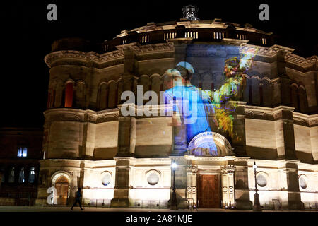 Edimbourg, Ecosse. 5 novembre. 2019. Appuyez sur appel pour célébrer leur saison 2020/2021 Lancement, Scottish Ballet collaboré avec l'artiste Alan McGowan commandées spécialement pour créer une projection d'art visuel qui a été dévoilé à Édimbourg. Photo : Images projetées sur l'Université d'Édimbourg McEwan Hall building. Pako Mera/Alamy Live News Banque D'Images