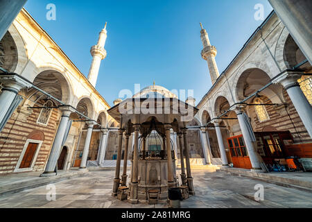 ISTANBUL, TURQUIE, le 5 novembre 2019 Grand angle : cour intérieure d'un détail de la mosquée Laleli, un 18e siècle mosquée impériale ottomane situé à Laleli, Istanbul. Banque D'Images
