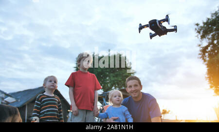 Les enfants regardent le drone volant. Banque D'Images