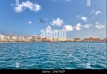 Voyage grec. Ermoupolis à Syros Island View avec les mouettes dans le ciel. Le point de droit. Banque D'Images