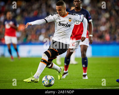 5 novembre 2019, Mestalla, Valence, Espagne ; Ligue des Champions de football,Valence contre Lille ; Rodrigo Moreno de Valence CF porte le ballon en avant - usage éditorial Banque D'Images