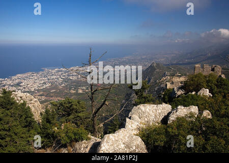 Voir plus de Kyrenia (Girne) aka de Saint Hilarion Castle, montrant le Prince John Tower, Chypre du Nord Banque D'Images