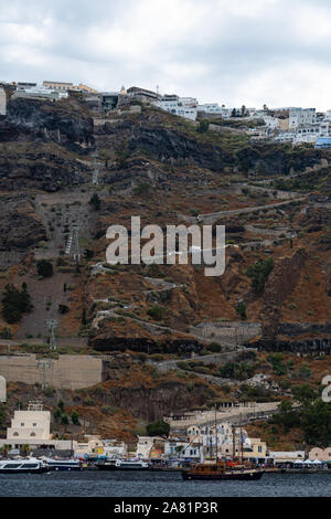 Fira, Grèce - 16 juillet 2019 - Photo montrant les deux routes : chemin et téléphérique, reliant le port à la zone principale de FIra vu de l'Aege Banque D'Images