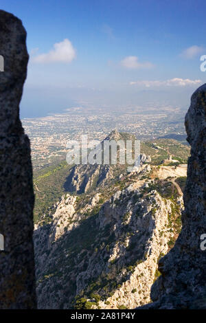 Avis sur l'Est (aka Girne Kyrenia) de Saint Hilarion Castle, Chypre du Nord Banque D'Images