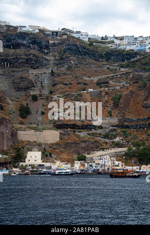 Fira, Grèce - 16 juillet 2019 - Photo montrant les deux routes : chemin et téléphérique, reliant le port à la zone principale de FIra vu de l'Aege Banque D'Images