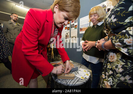 Dalkeith, UK. 5 novembre 2019. Sur la photo : (de gauche à droite) Nicola Sturgeon MSP - Premier Ministre de l'Écosse et Leader du Parti national écossais (SNP) ; Mary Blair ; Margaret Bititci. Premier ministre Nicola Sturgeon rejoint Owen Thompson, SNP candidat à Midlothian, à faire campagne à Dalkeith. S'exprimant avant la visite, Nicola Sturgeon, a déclaré : "Brexit est loin d'être un fait accompli." "Même si Boris Johnson a été d'obtenir son accord, cela ne serait que le début, pas la fin - de négociations commerciales avec l'UE." Crédit : Colin Fisher/Alamy Live News. Crédit : Colin Fisher/Alamy Live News Banque D'Images