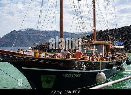 L'île de Néa Kaméni, Grèce - 16 juillet 2019 : bateaux amarrés à laisser les passagers sur le volcan, à Nea Kameni island Banque D'Images