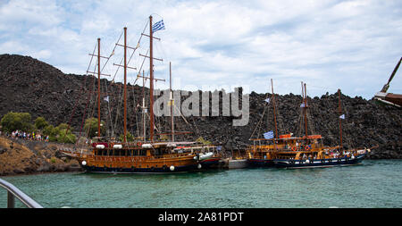 L'île de Néa Kaméni, Grèce - 16 juillet 2019 : bateaux amarrés à laisser les passagers sur le volcan, à Nea Kameni island Banque D'Images