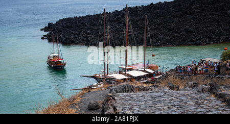 L'île de Néa Kaméni, Grèce - 16 juillet 2019 : bateaux amarrés à laisser les passagers sur le volcan, à Nea Kameni island Banque D'Images