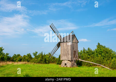 Ancien moulin à vent en bois près de Koguva village. Tallinn, Estonie Banque D'Images