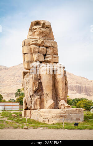 L'un des deux colosses de Memnon statues géantes du pharaon Aménophis III. Louxor, Egypte Banque D'Images