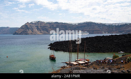 L'île de Néa Kaméni, Grèce - 16 juillet 2019 : bateaux amarrés à laisser les passagers sur le volcan, à Nea Kameni island Banque D'Images