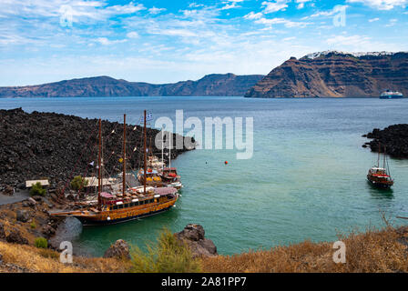 L'île de Néa Kaméni, Grèce - 16 juillet 2019 : bateaux amarrés à laisser les passagers sur le volcan, à Nea Kameni island Banque D'Images