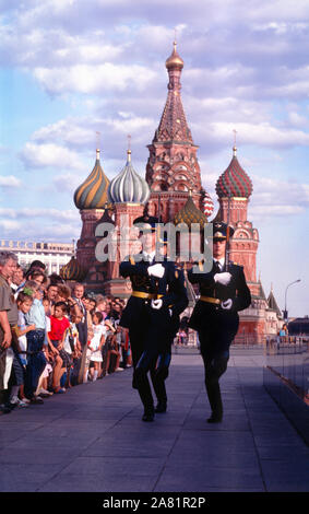 Des soldats russes ou "garde d'honneur" de mars à l'entrée du mausolée de Lénine, tombe, à la place Rouge, Moscou, Russie. Banque D'Images