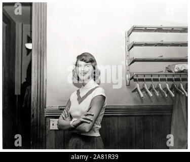 Sylvia Plath (1932-1963) écrivain américain surtout connu pour sa poésie confessionnelle post-modernistes et son roman semi-autobiographique The Bell Jar sur une femme souffrant de maladie mentale a publié sous le pseudonyme de Victoria Lucas, un mois avant qu'elle s'est suicidée. Banque D'Images