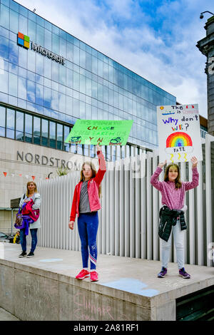 Climat Sustainabiliteens grève. Les élèves de l'école skip to et de protestation de l'absence d'action sur le changement climatique, Vancouver Art Gallery, Vancouver, British Columb Banque D'Images