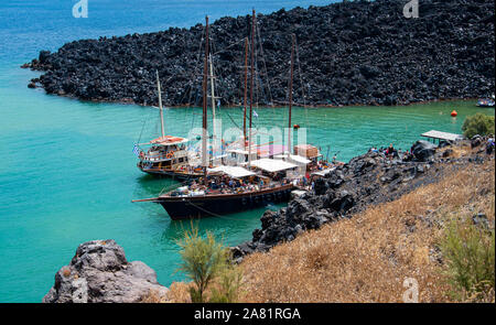 L'île de Néa Kaméni, Grèce - 16 juillet 2019 : bateaux amarrés à laisser les passagers sur le volcan, à Nea Kameni island Banque D'Images