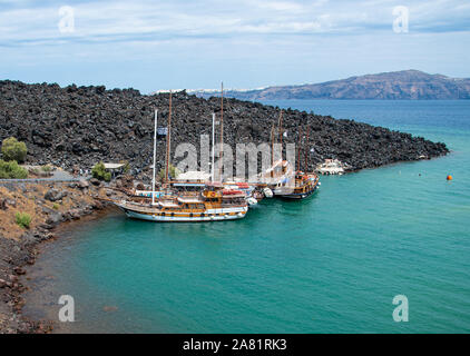 L'île de Néa Kaméni, Grèce - 16 juillet 2019 : bateaux amarrés à laisser les passagers sur le volcan, à Nea Kameni island Banque D'Images