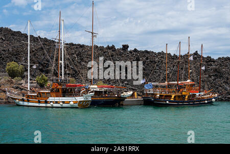 L'île de Néa Kaméni, Grèce - 16 juillet 2019 : bateaux amarrés à laisser les passagers sur le volcan, à Nea Kameni island Banque D'Images