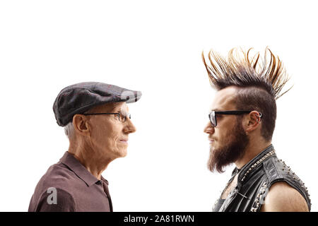 Jeune punk et a senior man looking at each other isolé sur fond blanc Banque D'Images