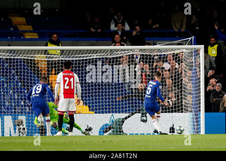 Londres, Royaume-Uni. 05Th Nov, 2019. Objectif - Jorginho de Chelsea partitions de place au cours de l'UEFA Champions League match entre Chelsea et Ajax à Stamford Bridge, Londres, Angleterre le 5 novembre 2019. Photo par Carlton Myrie/Premier Images des médias. Credit : premier Media Images/Alamy Live News Banque D'Images