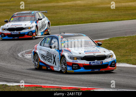 Colin Turkington dans son équipe BMW 330i M Sport à l'BTCC 2019 réunion à Snetterton, Norfolk, Royaume-Uni. Banque D'Images