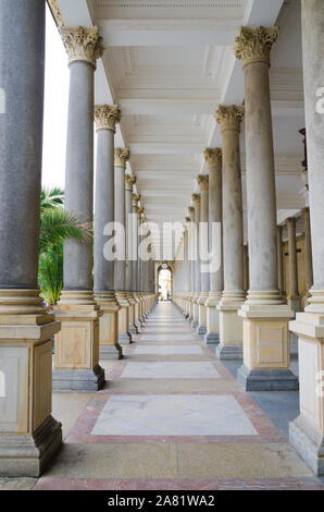 À Karlovy Vary, République tchèque. Le 31 juillet 2019. Le célèbre Moulin Colonnade - une grande colonnade contenant plusieurs sources d'eau chaude - est l'une des grandes touri Banque D'Images