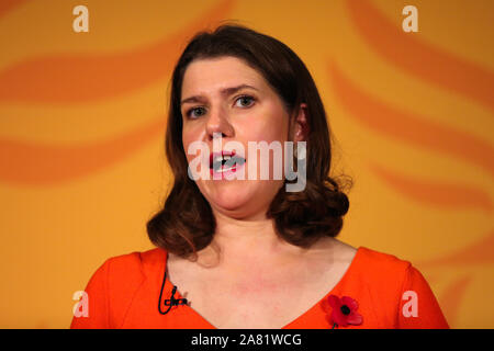 Chef du Parti libéral-démocrate, Jo Swinson s'adressant à la partie membres et supporters lors du lancement de la campagne électorale de 2019. Les électeurs se rendront aux urnes le 12 décembre 2019 et le nouveau gouvernement britannique va tenter de réussir l'accord Brexit par le Parlement avant la prochaine échéance du 31 janvier 2020. Banque D'Images