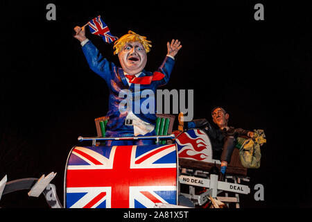 Lewes, UK. 5 novembre 2019. La société feu Cliffe, choisissez l'objet de Boris Johnson et Brexit à leur effigie Bonfire Bonfire Night cette année, (Guy Fawkes) célébrations. Lewes, dans le Sussex, UK. Credit : Grant Rooney/Alamy Live News Banque D'Images