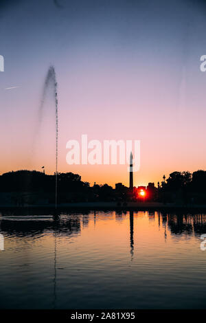 Coucher de soleil depuis le bassin octogonal du Jardin des Tuileries, Paris, France Banque D'Images