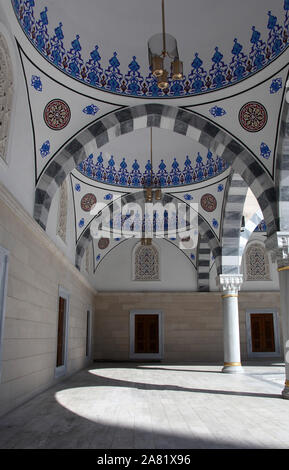 Intérieur de la nouvelle mosquée centrale turque construite à Bichkek Banque D'Images