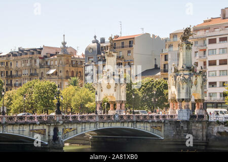 À SAN SEBASTIAN - Espagne - le 08-29-2017 - María Cristina Bridge à San Sebastian - Espagne Banque D'Images