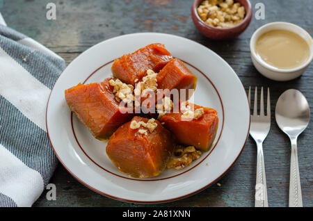 Dessert de potiron , les noix et tahini sur table en bois. Banque D'Images