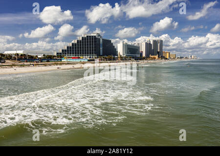 Hôtel Skyline et le bord de Daytona Beach vu de la rue principale Pier Daytona Beach Floride USA Banque D'Images