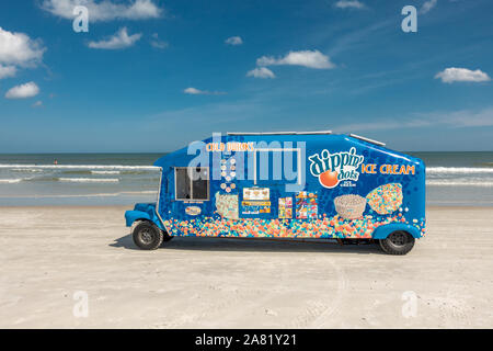 Camion Blue Ice Cream conduite sur Daytona Beach Floride vendre de la crème glacée traite Dippin’ Dots crème glacée, camion alimentaire personnalisé à chariot de golf étiré Banque D'Images