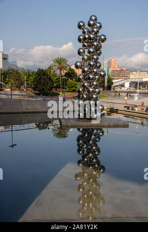 À Bilbao, Espagne - Août 2019 - Sculpture sur ballons 80 acier inoxydable, par l'artiste indien Anish Kapoor, situé au Musée Guggenheim Banque D'Images