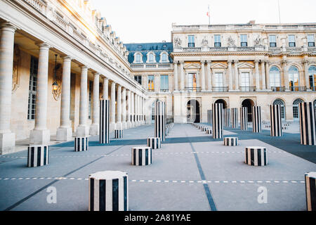 Coucher du soleil en cour d honneur du palais royal, Paris Banque D'Images