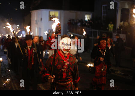 Lewes,UK.5e Nov 2019.Des milliers de personnes se pressent à Lewes ce soir que la ville fête son feu annuel nuit tradition.Lewes, East Sussex, UK.Credit:Ed Brown/Alamy Live News Banque D'Images