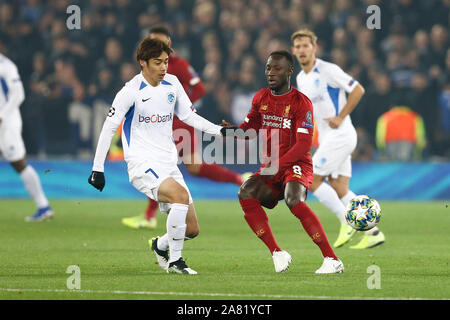 Liverpool, Royaume-Uni. 05Th Nov, 2019. Junya Ito de KRC Genk (l) est en concurrence pour le bal avec Naby Keita de Liverpool. Ligue des Champions groupe e match, Liverpool v KRC Genk au stade d'Anfield à Liverpool, le mardi 5 novembre 2019. Ce droit ne peut être utilisé qu'à des fins rédactionnelles. Usage éditorial uniquement, licence requise pour un usage commercial. Aucune utilisation de pari, de jeux ou d'un seul club/ligue/dvd publications. Photos par Chris Stading/Andrew Orchard la photographie de sport/Alamy live news Crédit : Andrew Orchard la photographie de sport/Alamy Live News Banque D'Images