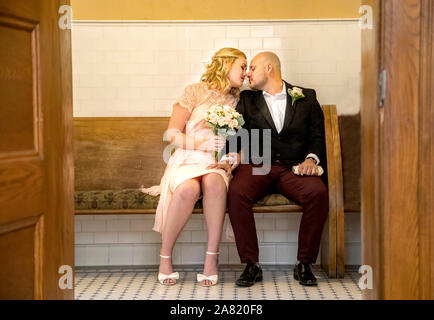 Image de couple et les baisers à palais de style vintage shot through doorway Banque D'Images