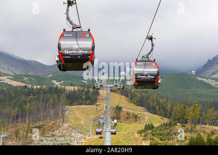 VYSOKE TATRY, SLOVAQUIE - Octobre 2, 2019 : Cable way à Tatranska Lomnica resort, Hautes Tatras Banque D'Images