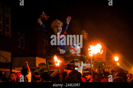 5 novembre 2019 Royaume-Uni Lewes - une effigie de Boris Johnson est tiré autour de par le feu de la société dans des milliers Cliffe participer et regarder les célébrations annuelles Feu de Lewes se souvenir de l'échec de la Conspiration des Poudres de Guy Fawkes 1605 .la Lewes Bonfire Night célébrations sont le plus grand 'cinquième de novembre' événement dans le monde avec la ville six sociétés d'un feu de prendre part et de plus de 30 marches qui ont lieu tout au long de la soirée : Simon Crédit Dack / Alamy Live News Banque D'Images