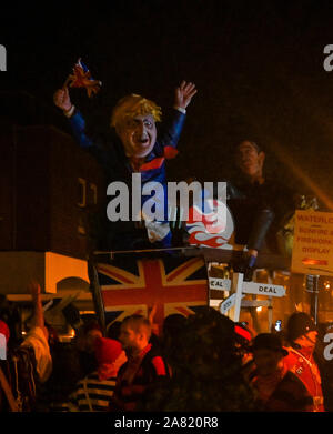 5 novembre 2019 Royaume-Uni Lewes - une effigie de Boris Johnson est tiré autour de par le feu de la société dans des milliers Cliffe participer et regarder les célébrations annuelles Feu de Lewes se souvenir de l'échec de la Conspiration des Poudres de Guy Fawkes 1605 .la Lewes Bonfire Night célébrations sont le plus grand 'cinquième de novembre' événement dans le monde avec la ville six sociétés d'un feu de prendre part et de plus de 30 marches qui ont lieu tout au long de la soirée : Simon Crédit Dack / Alamy Live News Banque D'Images