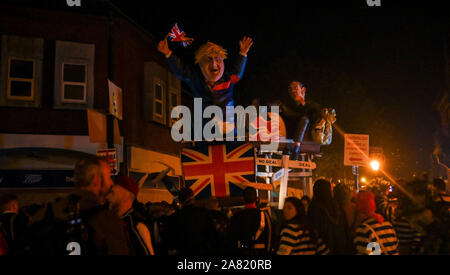 5 novembre 2019 Royaume-Uni Lewes - une effigie de Boris Johnson est tiré autour de par le feu de la société dans des milliers Cliffe participer et regarder les célébrations annuelles Feu de Lewes se souvenir de l'échec de la Conspiration des Poudres de Guy Fawkes 1605 .la Lewes Bonfire Night célébrations sont le plus grand 'cinquième de novembre' événement dans le monde avec la ville six sociétés d'un feu de prendre part et de plus de 30 marches qui ont lieu tout au long de la soirée : Simon Crédit Dack / Alamy Live News Banque D'Images