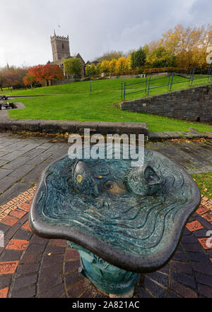 Fontaine du poisson par Kate Malone avec l'église St Pierre, Parc du Château, Bristol, Royaume-Uni Banque D'Images