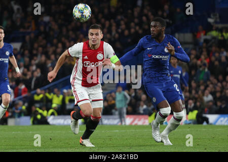 5 novembre 2019 : AMSTERDAM, Pays-Bas - 22 octobre 2019 : Dusan Tadic (Ajax) et Fikayo Tomori (Chelsea FC) photographié au cours de la 2019-2020 LIGUE DES CHAMPIONS Groupe H match entre Chelsea FC (Angleterre) et l'AFC Ajax (Pays-Bas) à Stamford Bridge. Credit : Federico Guerra Maranesi/ZUMA/Alamy Fil Live News Banque D'Images