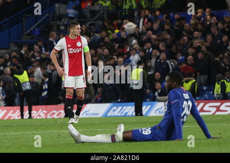 5 novembre 2019 : AMSTERDAM, Pays-Bas - 22 octobre 2019 : Dusan Tadic (Ajax) et Fikayo Tomori (Chelsea FC) photographié au cours de la 2019-2020 LIGUE DES CHAMPIONS Groupe H match entre Chelsea FC (Angleterre) et l'AFC Ajax (Pays-Bas) à Stamford Bridge. Credit : Federico Guerra Maranesi/ZUMA/Alamy Fil Live News Banque D'Images