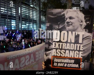 La manifestation en faveur de Julian Assange à l'extérieur du bureau à domicile sur Bonfire Night 5 Novembre 2019 Banque D'Images