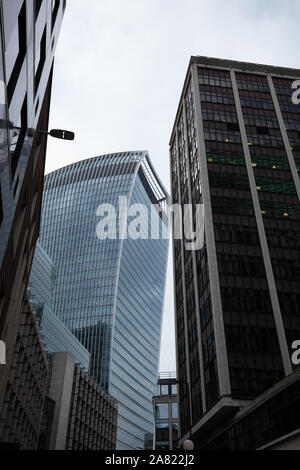 L'architecture moderne des bâtiments commerciaux de grande hauteur vu dans la ville de Londres, au Royaume-Uni en novembre. Banque D'Images